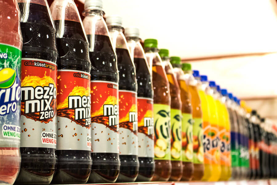 Flaschen aneinander gereiht