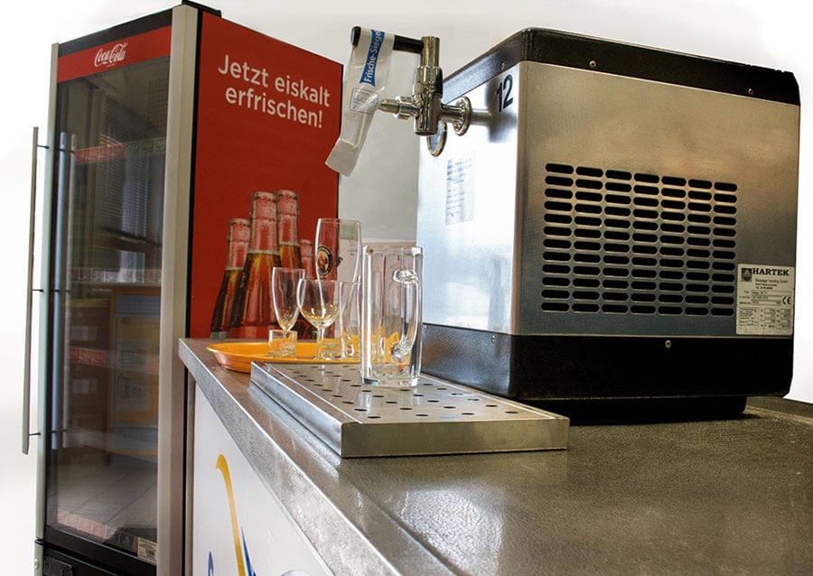 Abbildung einer Zapfanlage, Gläsern und eines Kühlschrankes