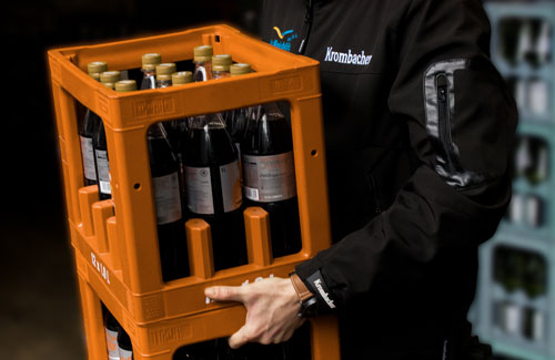 Mann der eine Kiste trägt